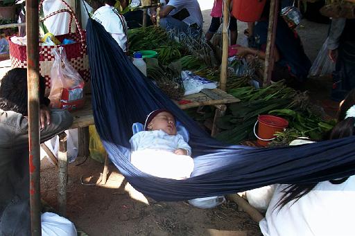 File 15.jpg - Auf dem Burmamarkt - Pause für Mutter und Kind